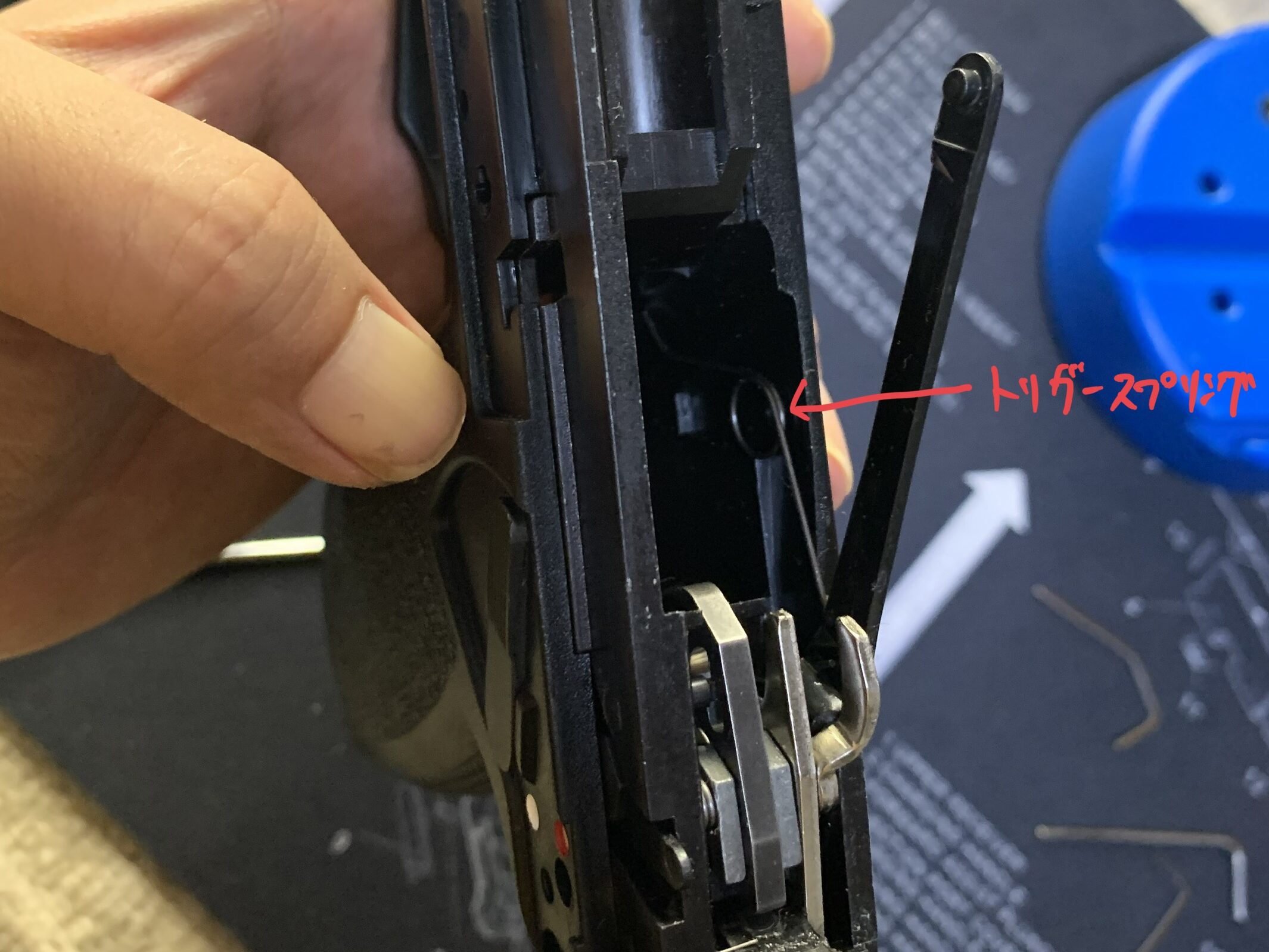 KSC MK23 ソーコムピストル　CO2 ABS トリガースプリングを外す