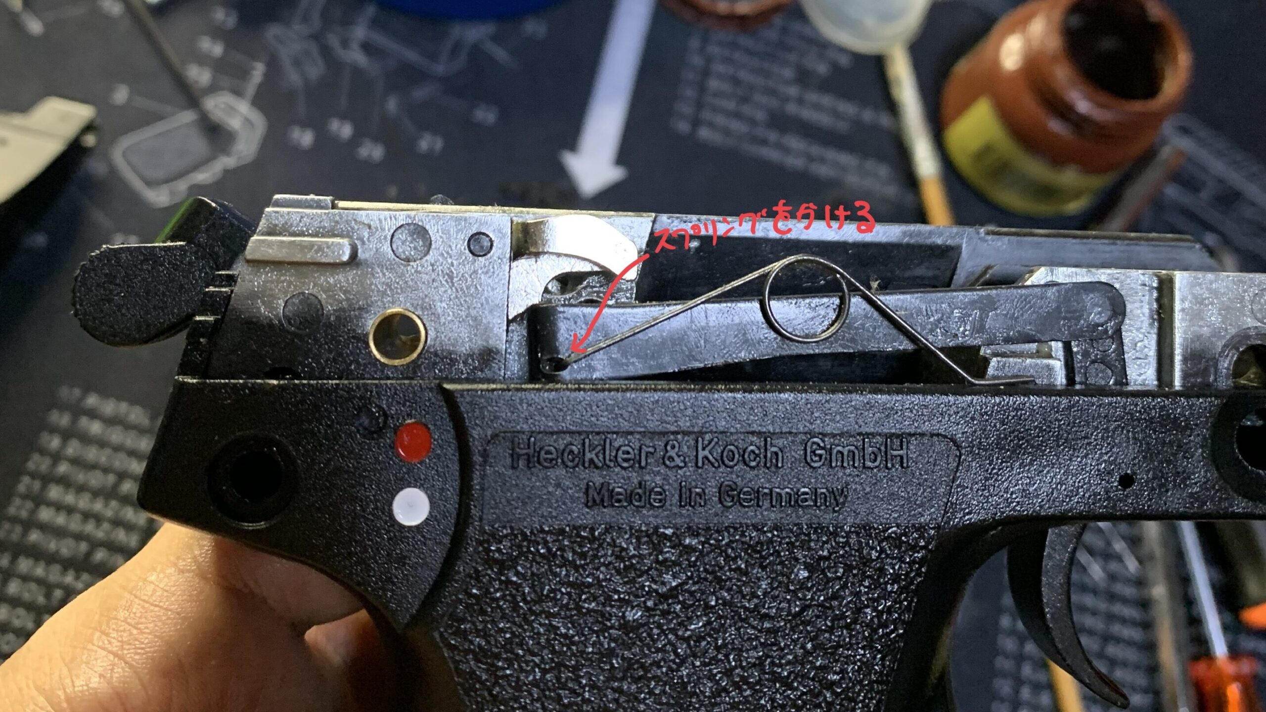 KSC MK23 ソーコムピストル　CO2 ABS トリガースプリングを組む