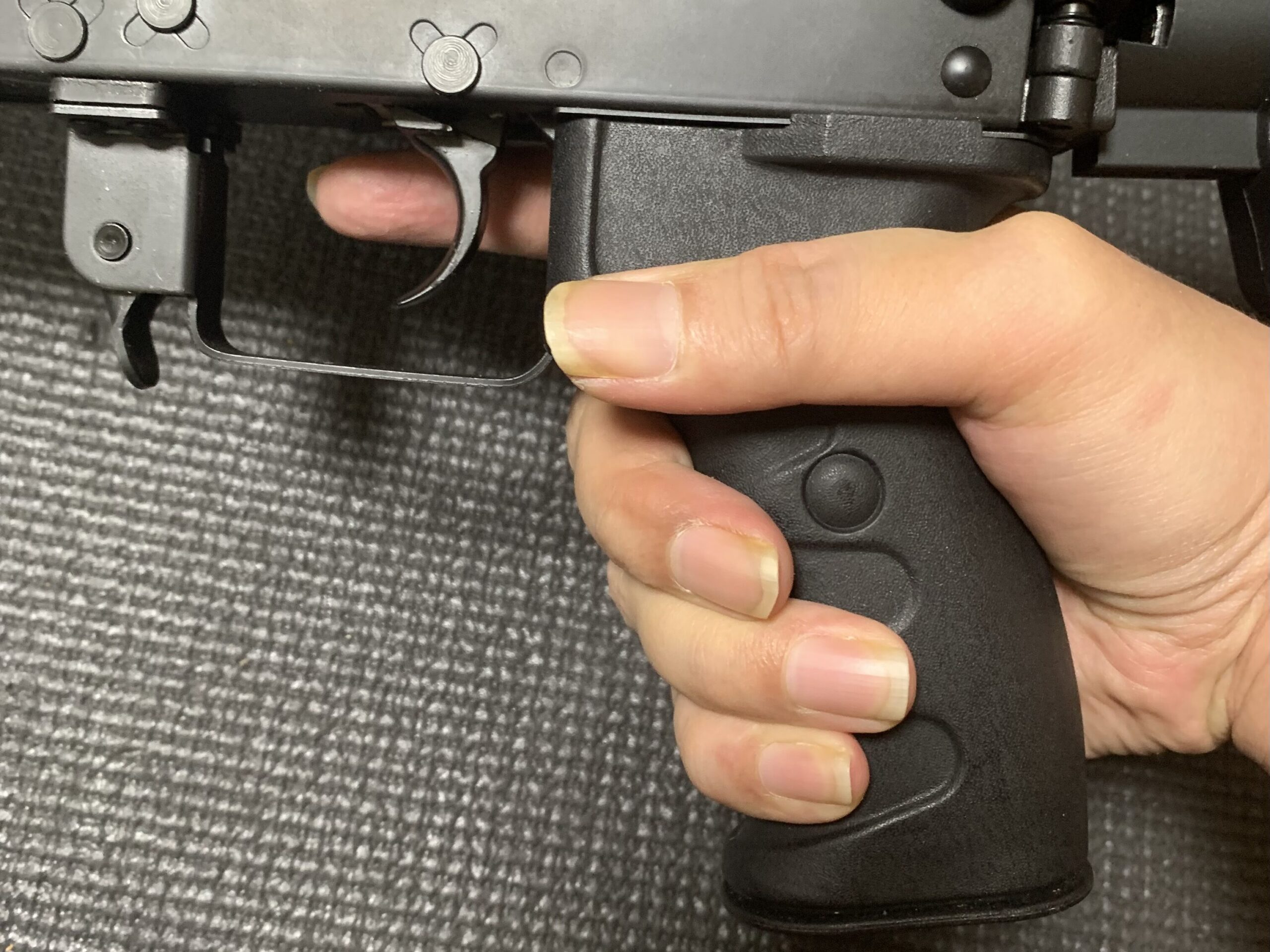 LCT 電動ガン AK-12 グリップを握る