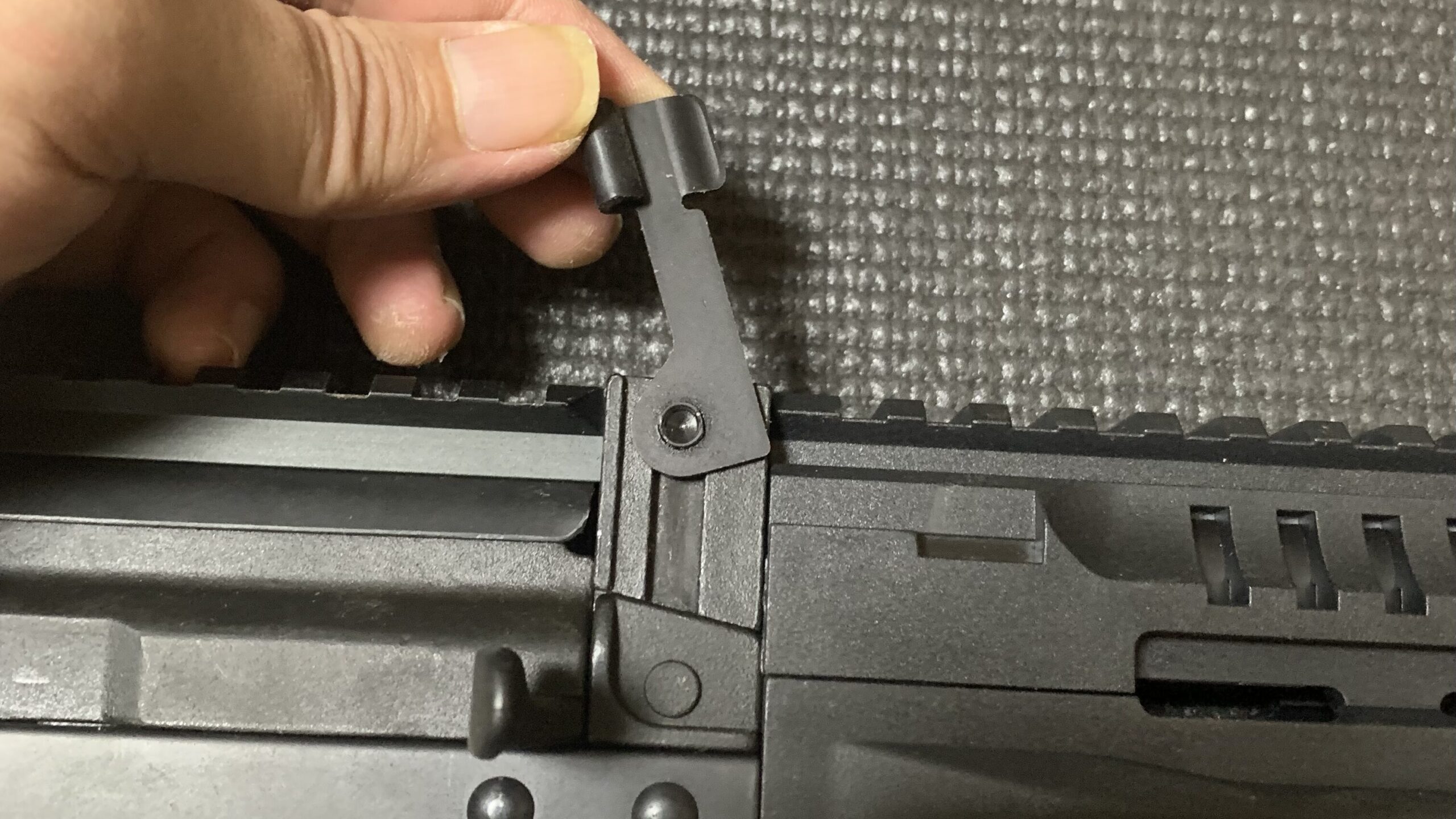 LCT 電動ガン AK-12 ハンドガードリリースレバーの解除