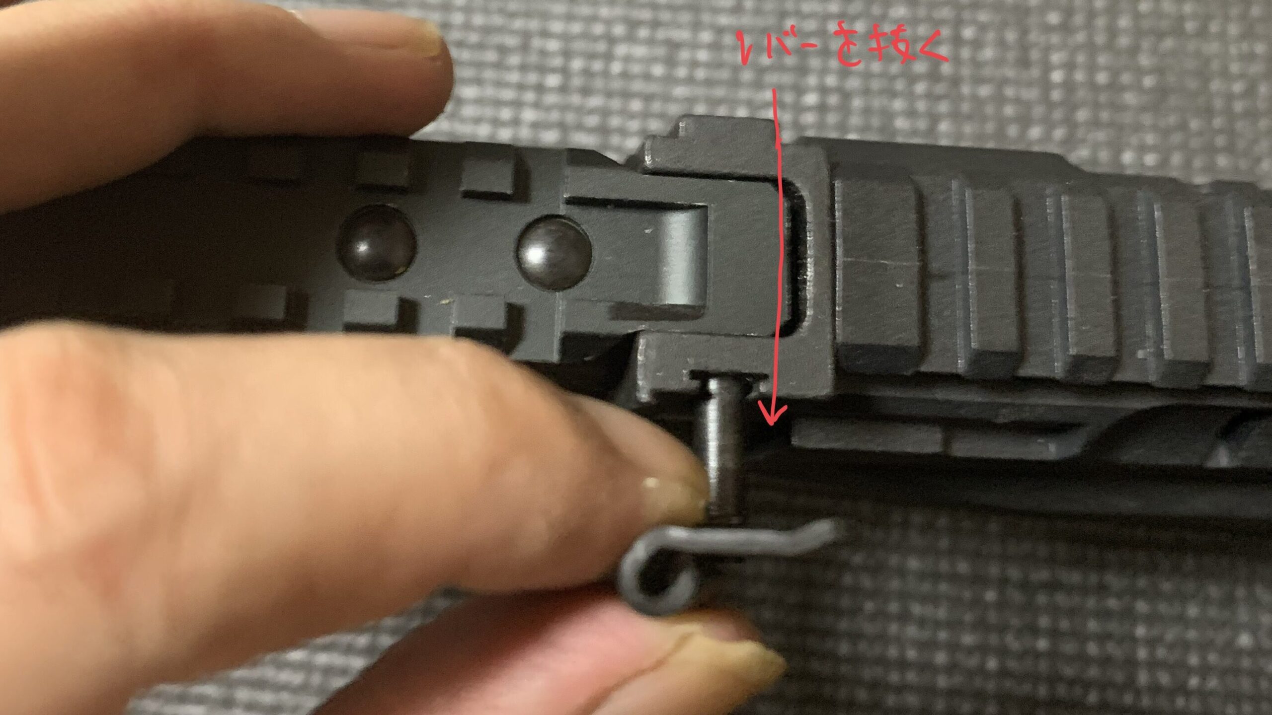 LCT 電動ガン AK-12 ハンドガードリリースレバーを抜く