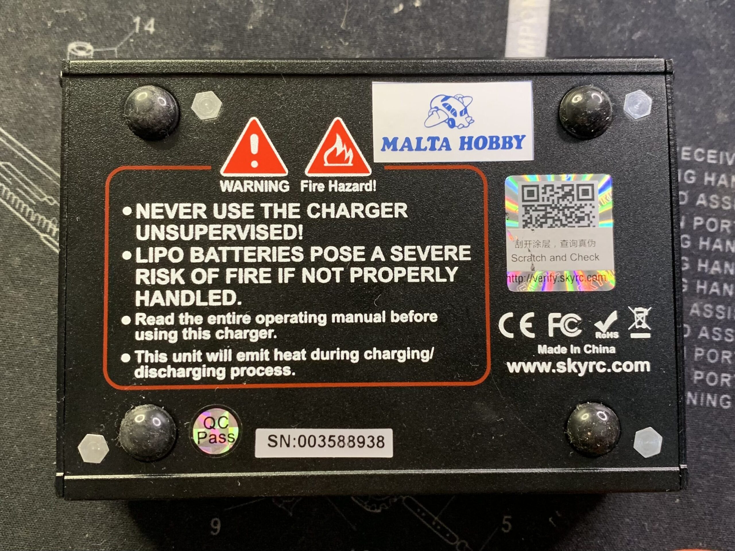 SKYRC iMAX B6 EVO 本体裏側の注意書き