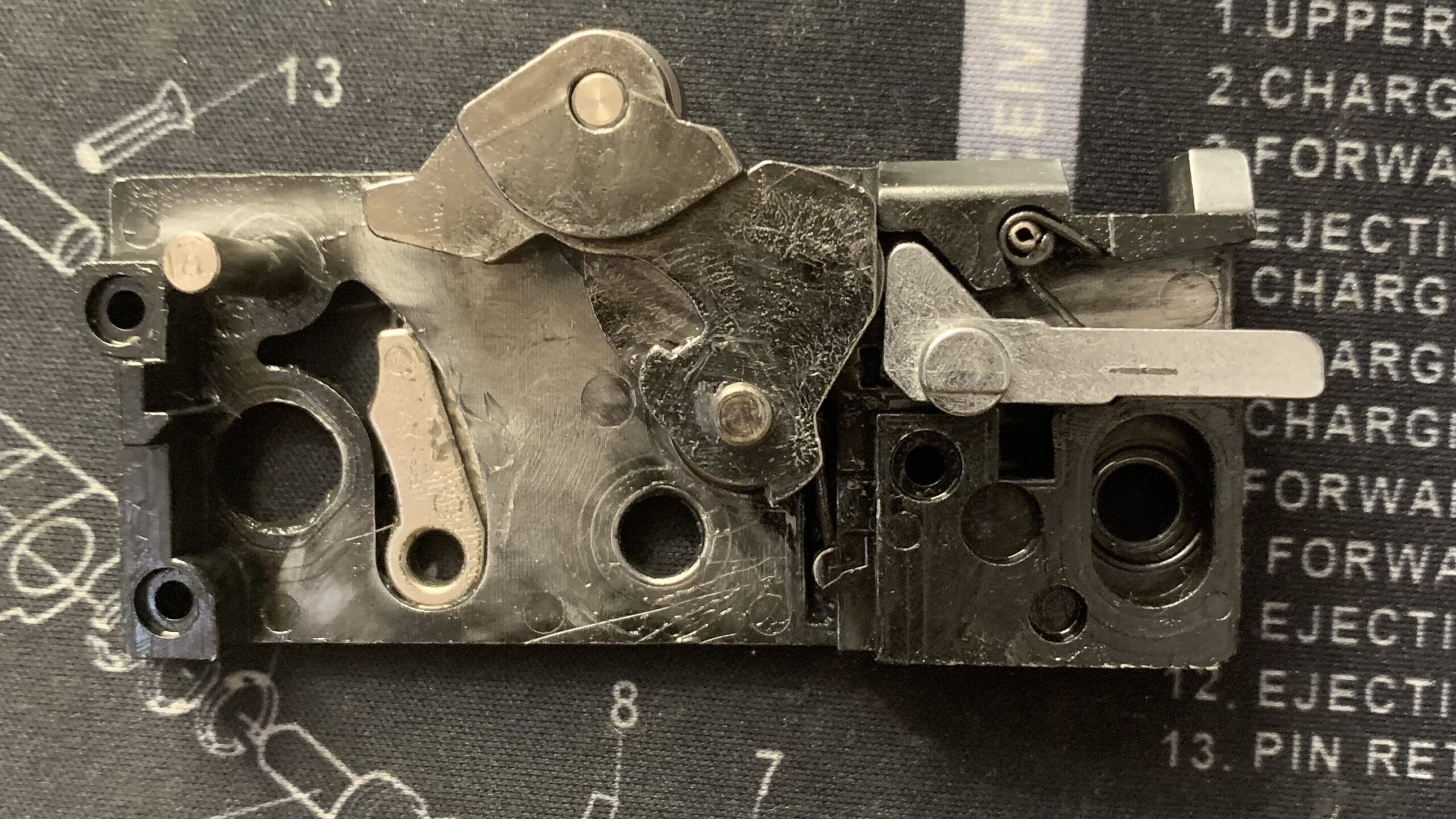 東京マルイ　CQBR ブロック1 トリガーバーを内側から見る