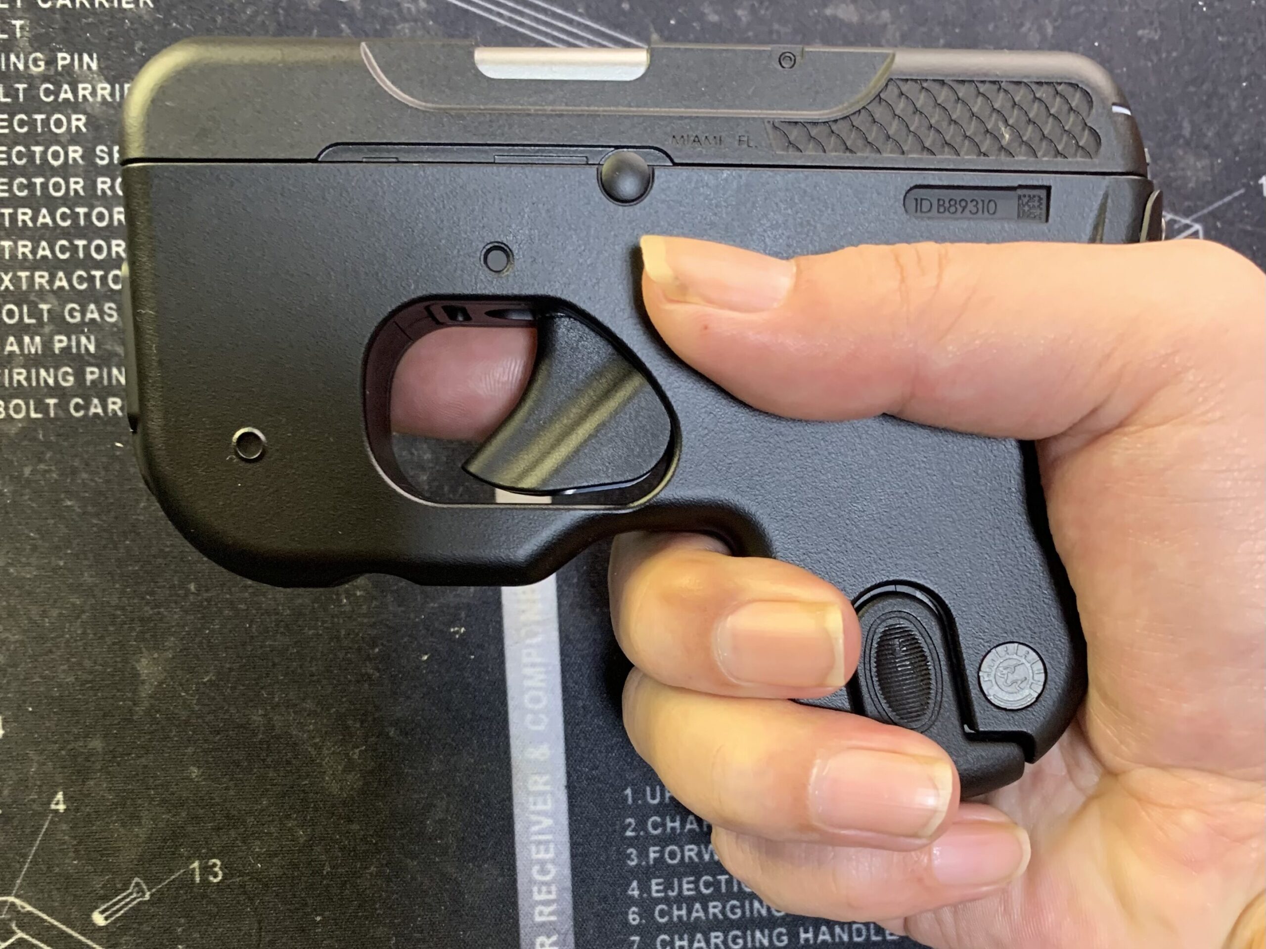 東京マルイ　CURVE グリップを握る