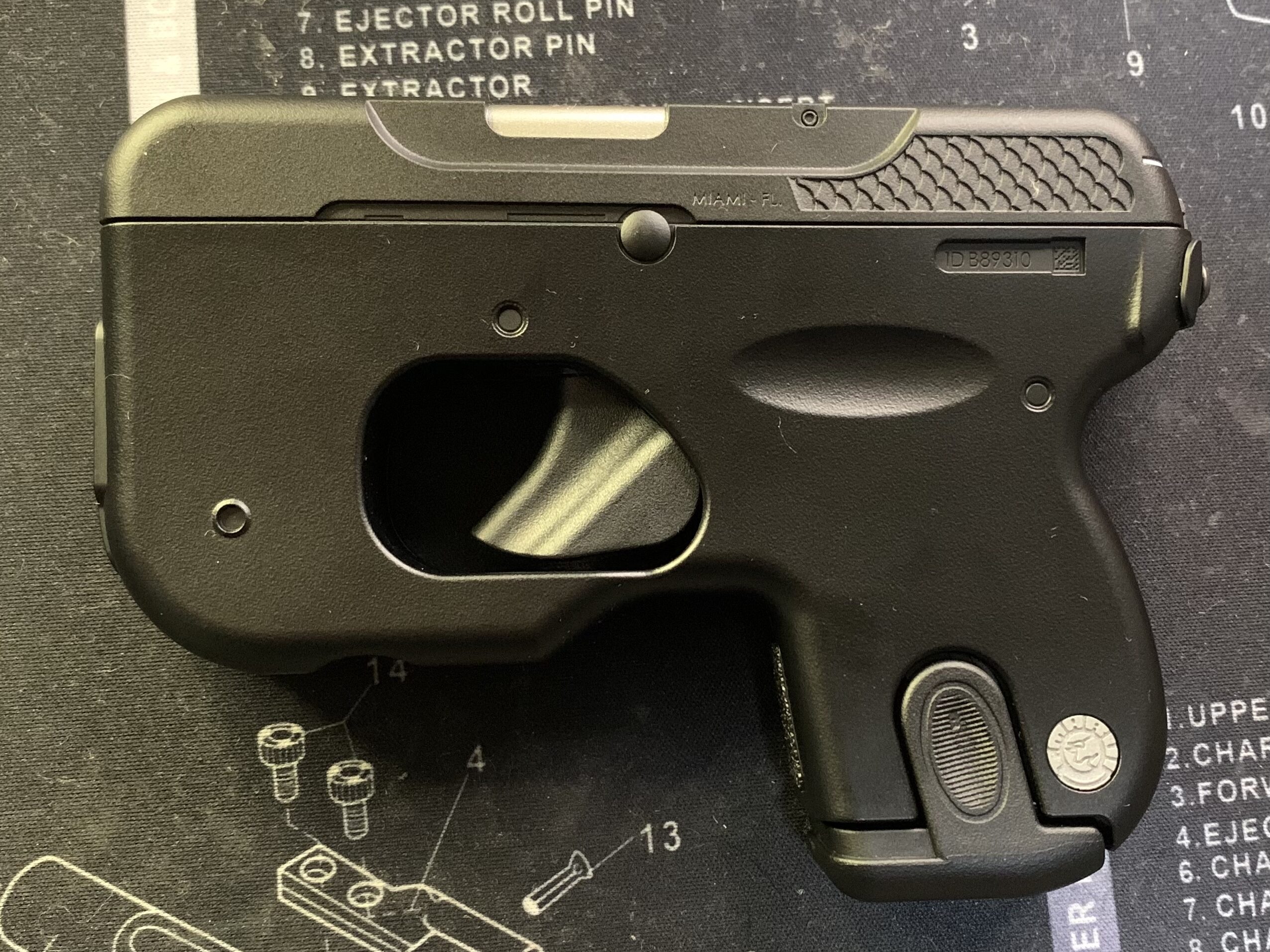 東京マルイ　CURVE マガジン装着状態の左側