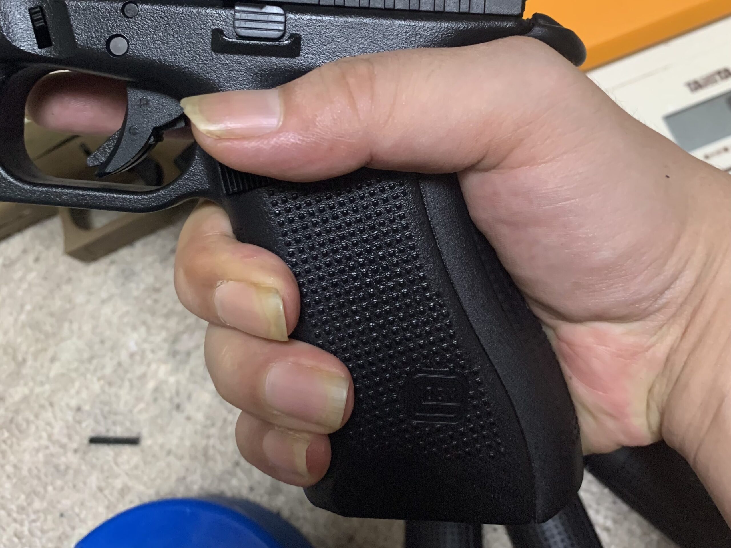 東京マルイ　グロック17 GEN4 グリップパネルLで握る