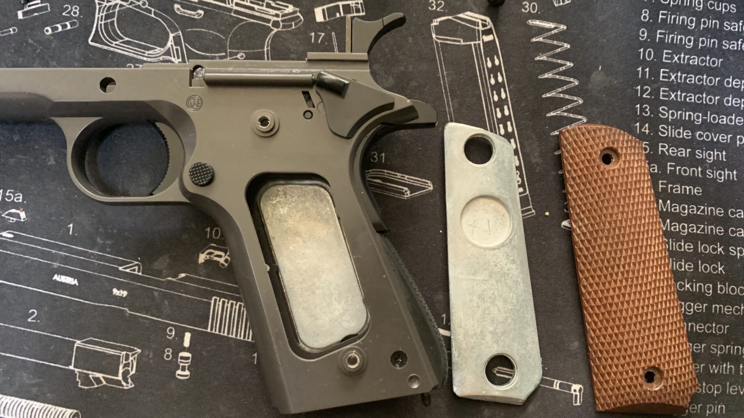 東京マルイ　コルトM1911ガバメント　HG グリップの分解