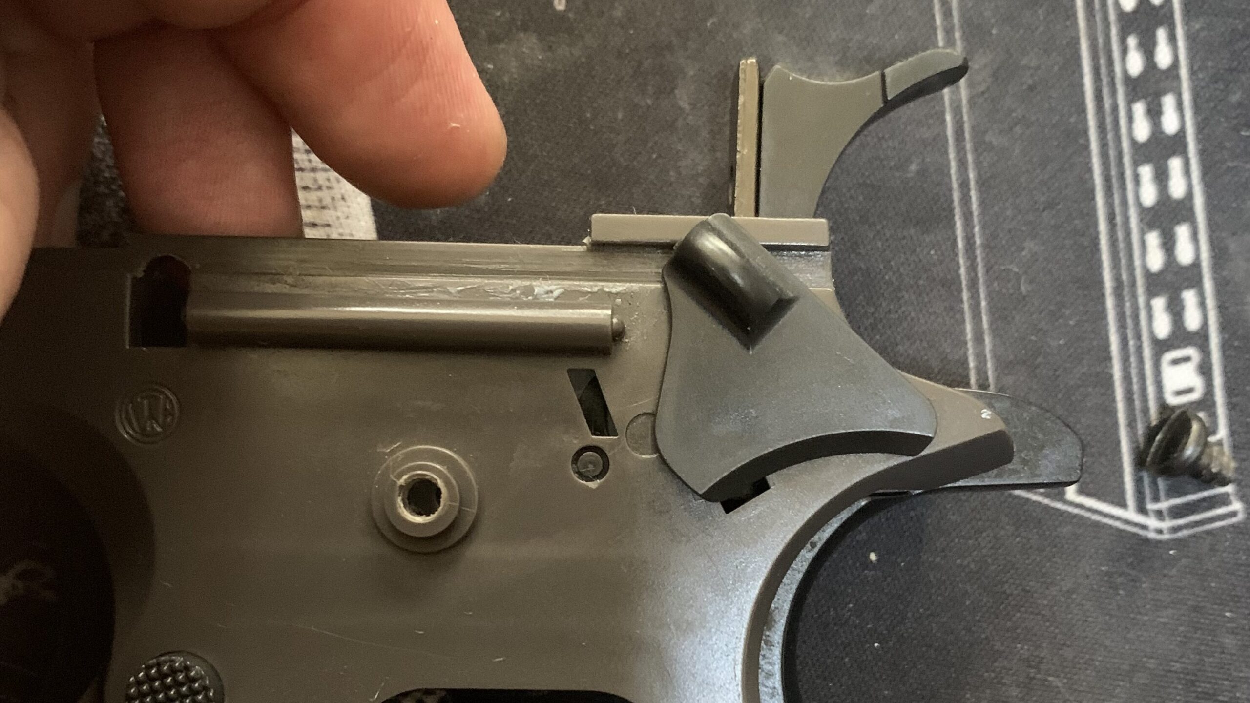 東京マルイ　コルトM1911ガバメント　HG サムセーフティを持ち上げる