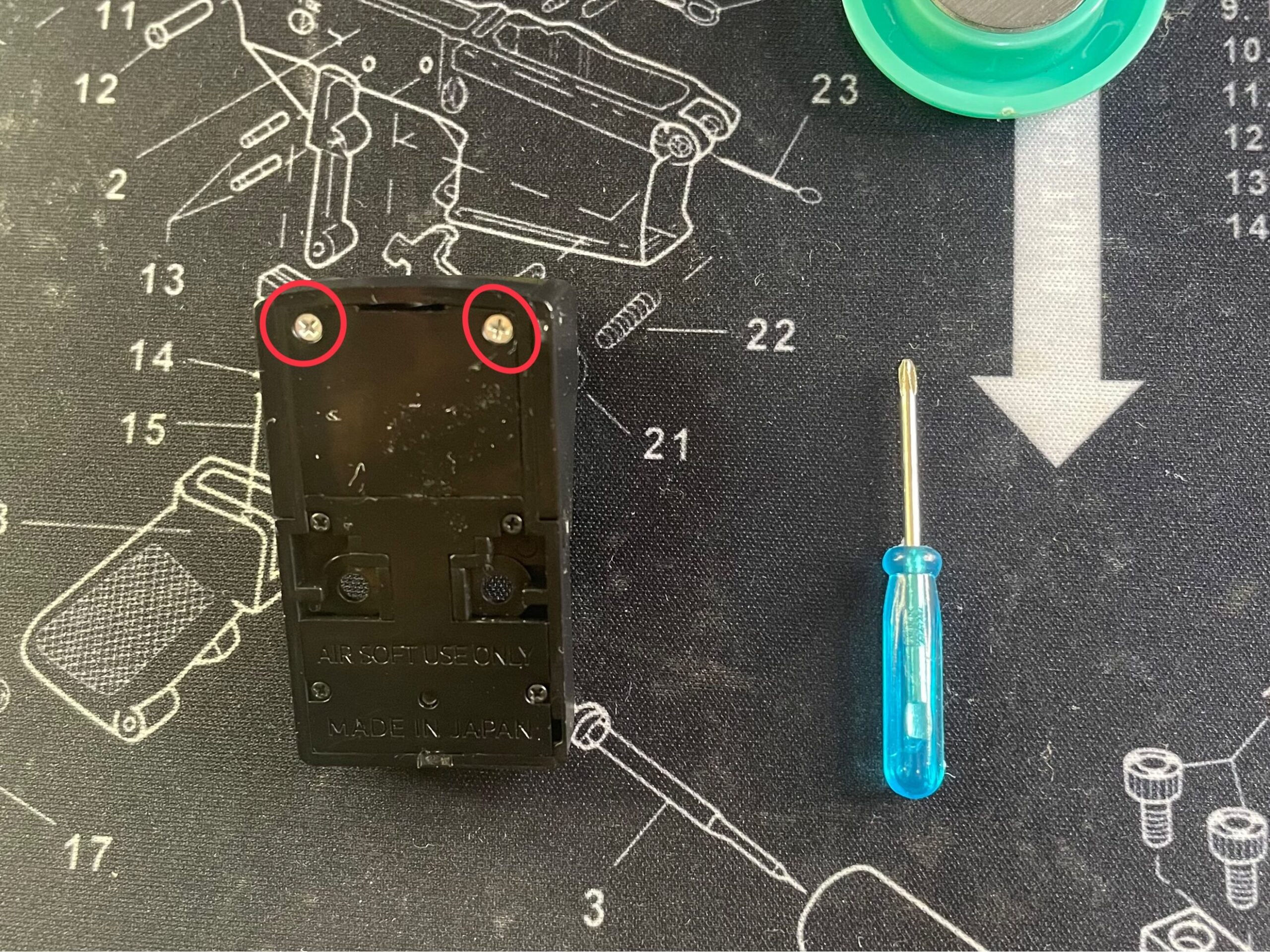 東京マルイ　マイクロプロサイト　電池ボックス固定スクリュー