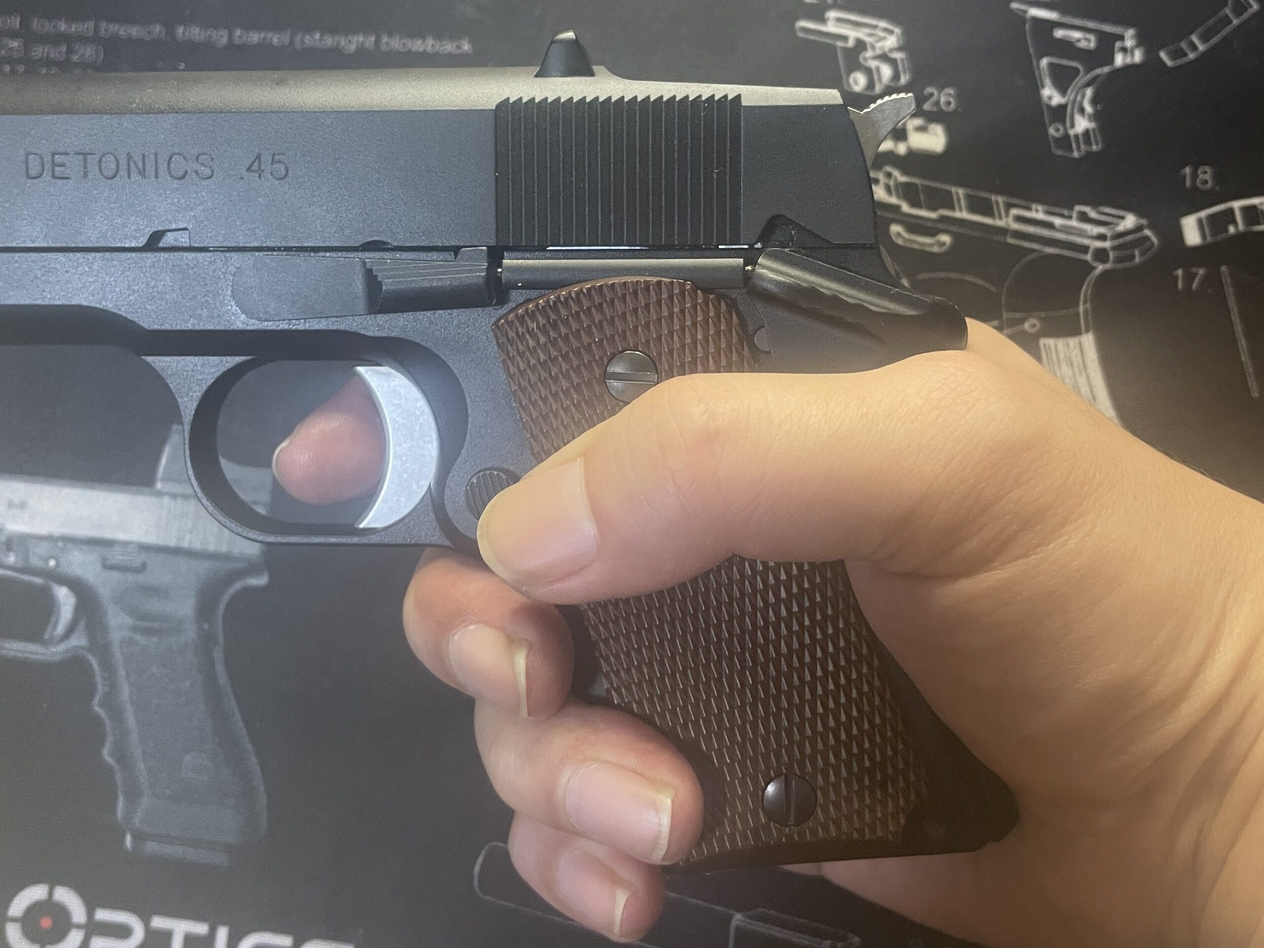 東京マルイ　デトニクス.45 コンバットマスター　グリップを握る