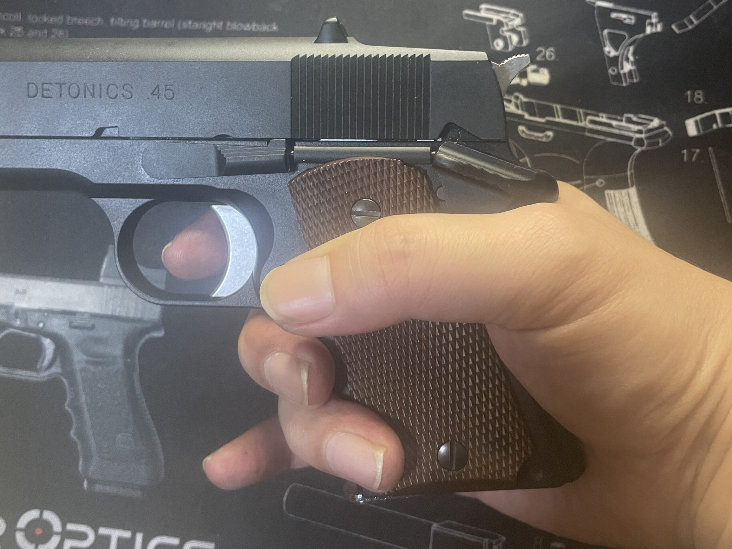 東京マルイ　デトニクス.45 コンバットマスター　グリップを握る２