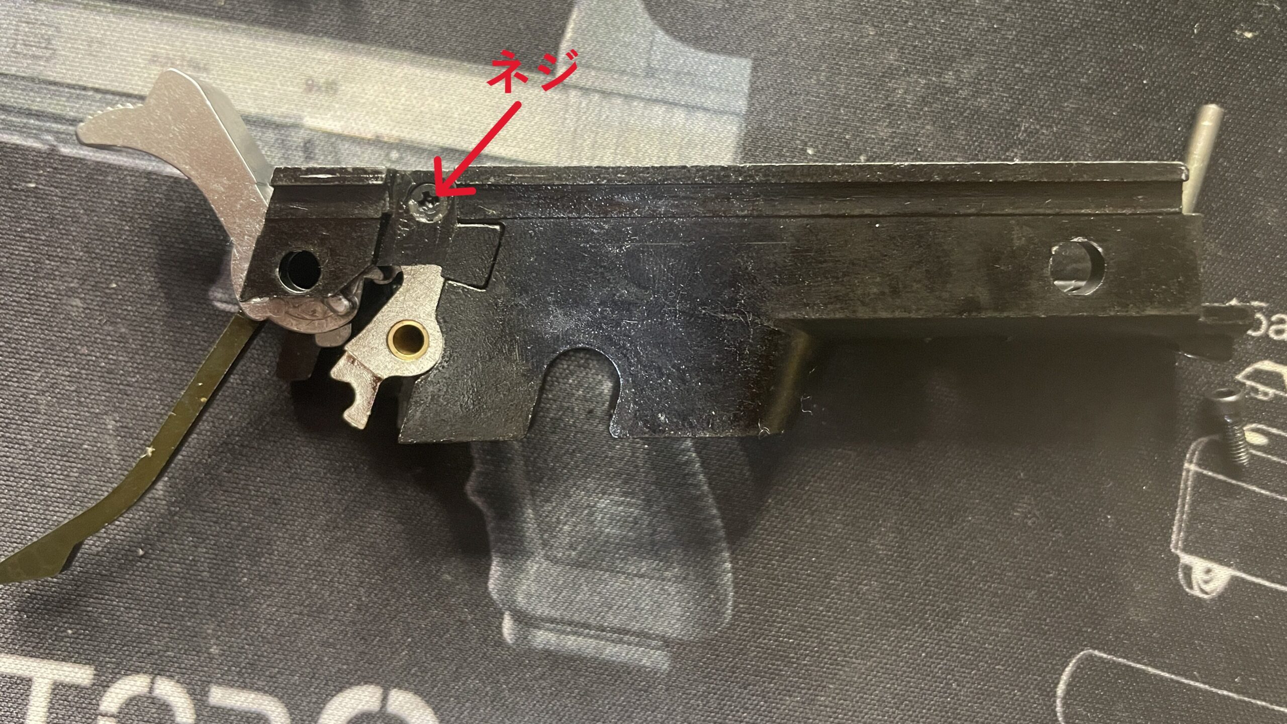 東京マルイ　デトニクス.45　ハンマーメカ抑えプレートの取り外し