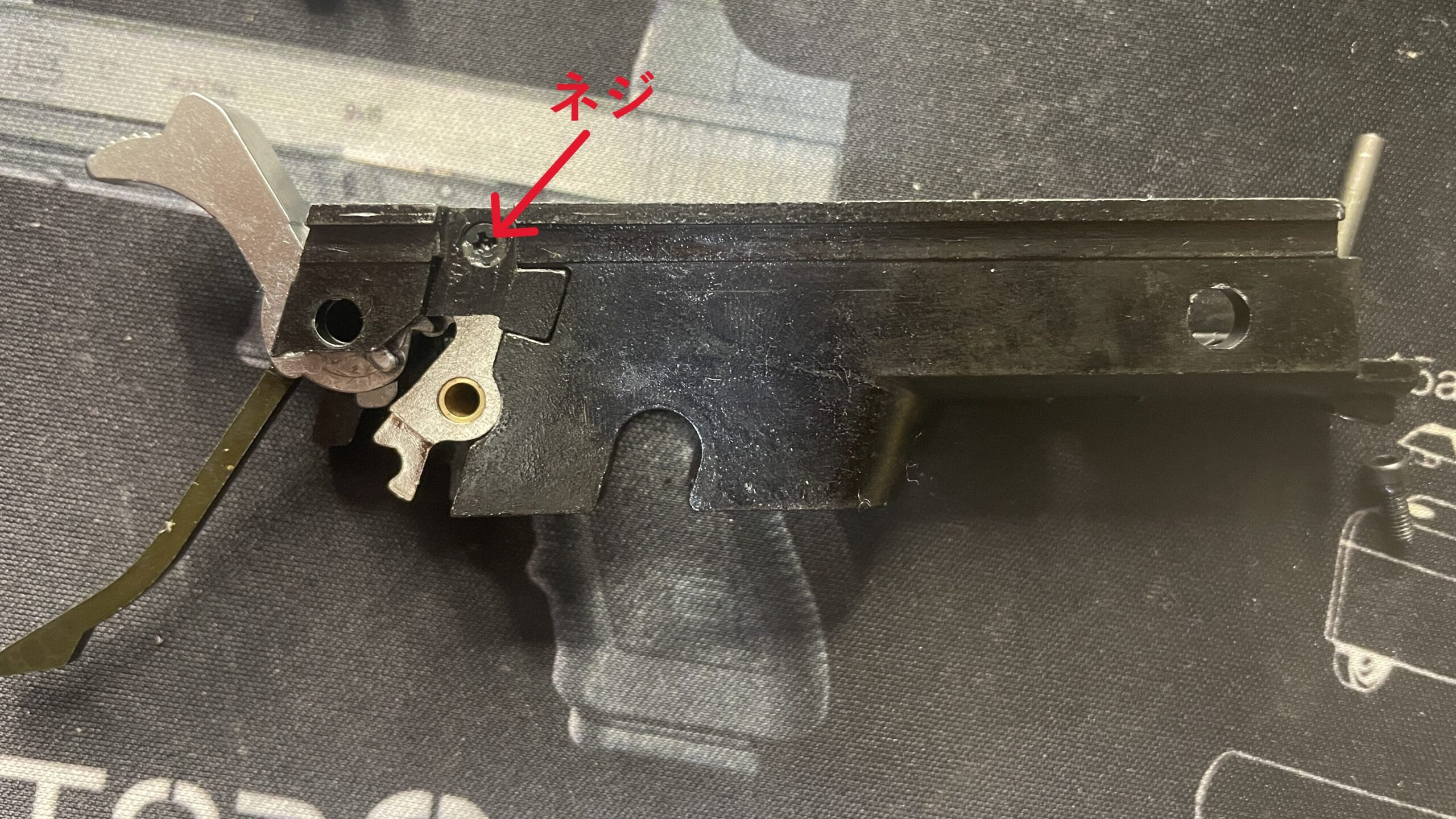 東京マルイ　デトニクス.45　ハンマーメカ抑えプレートの取り外し