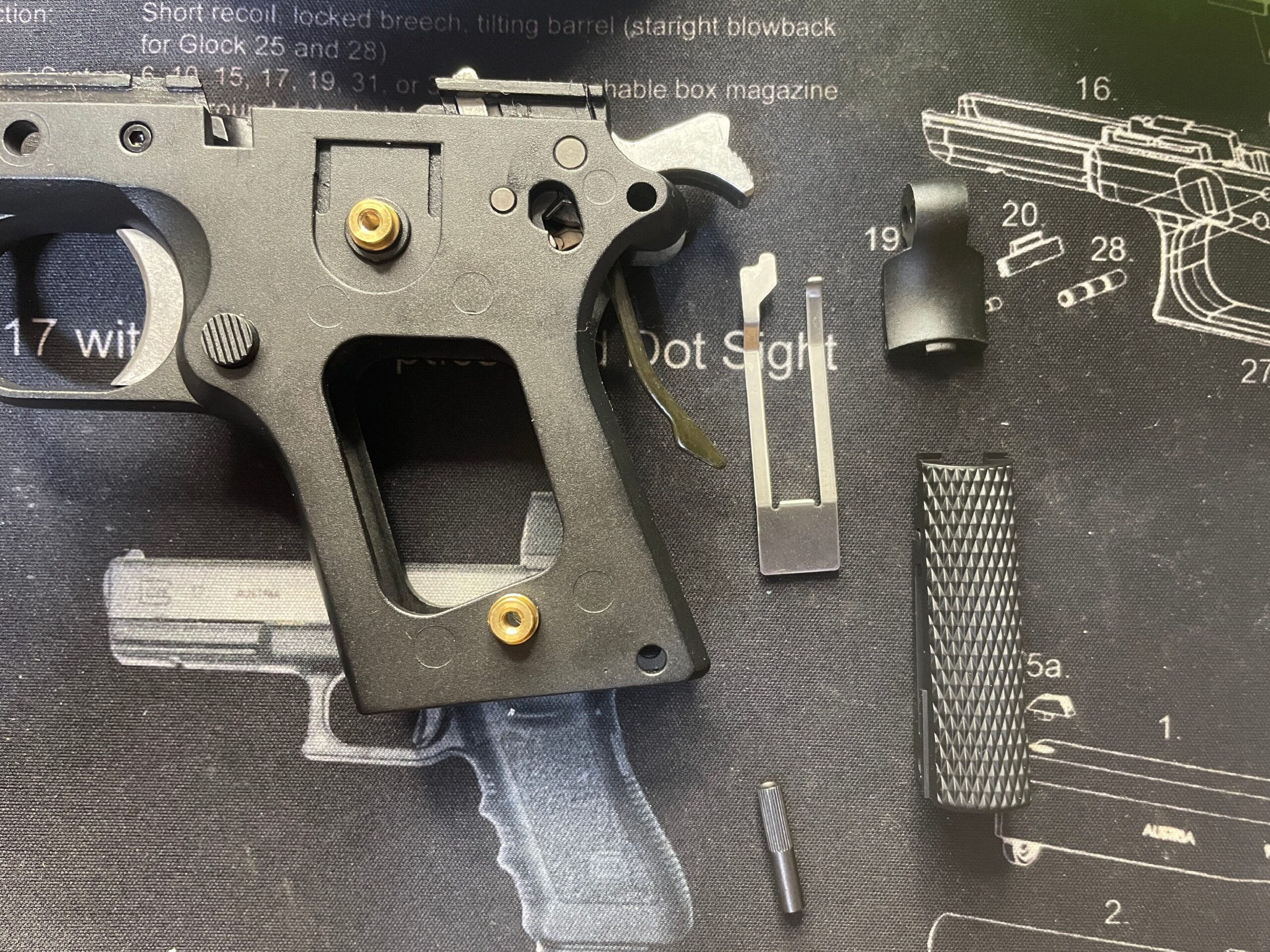 東京マルイ　デトニクス.45　ハンマースプリングハウジング周辺の部品取り外し