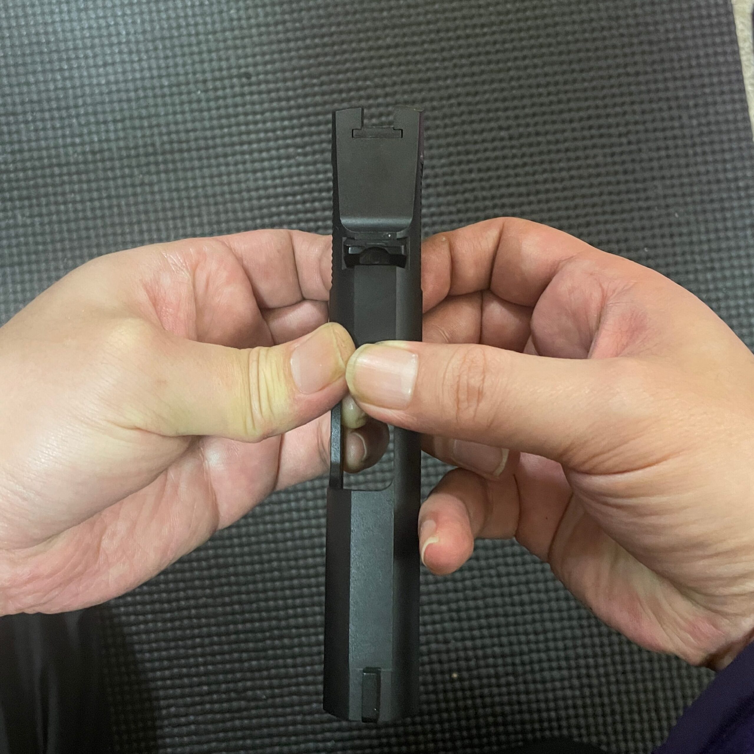 東京マルイ　デトニクス.45　スライドからブローバックエンジンを取り出すイメージ