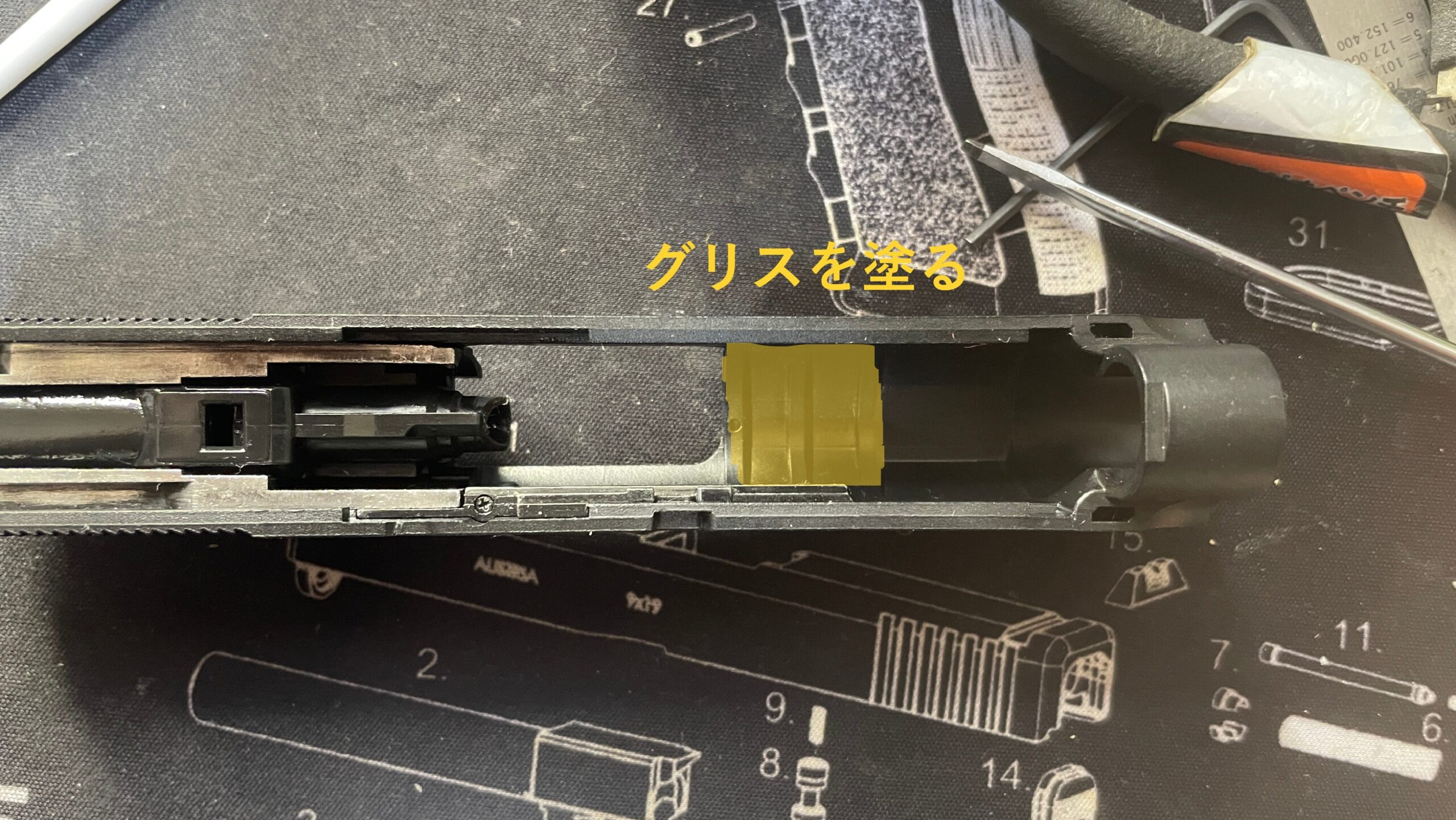 東京マルイ　デトニクス.45 コンバットマスター　スライドのアウターバレル部にグリス塗布