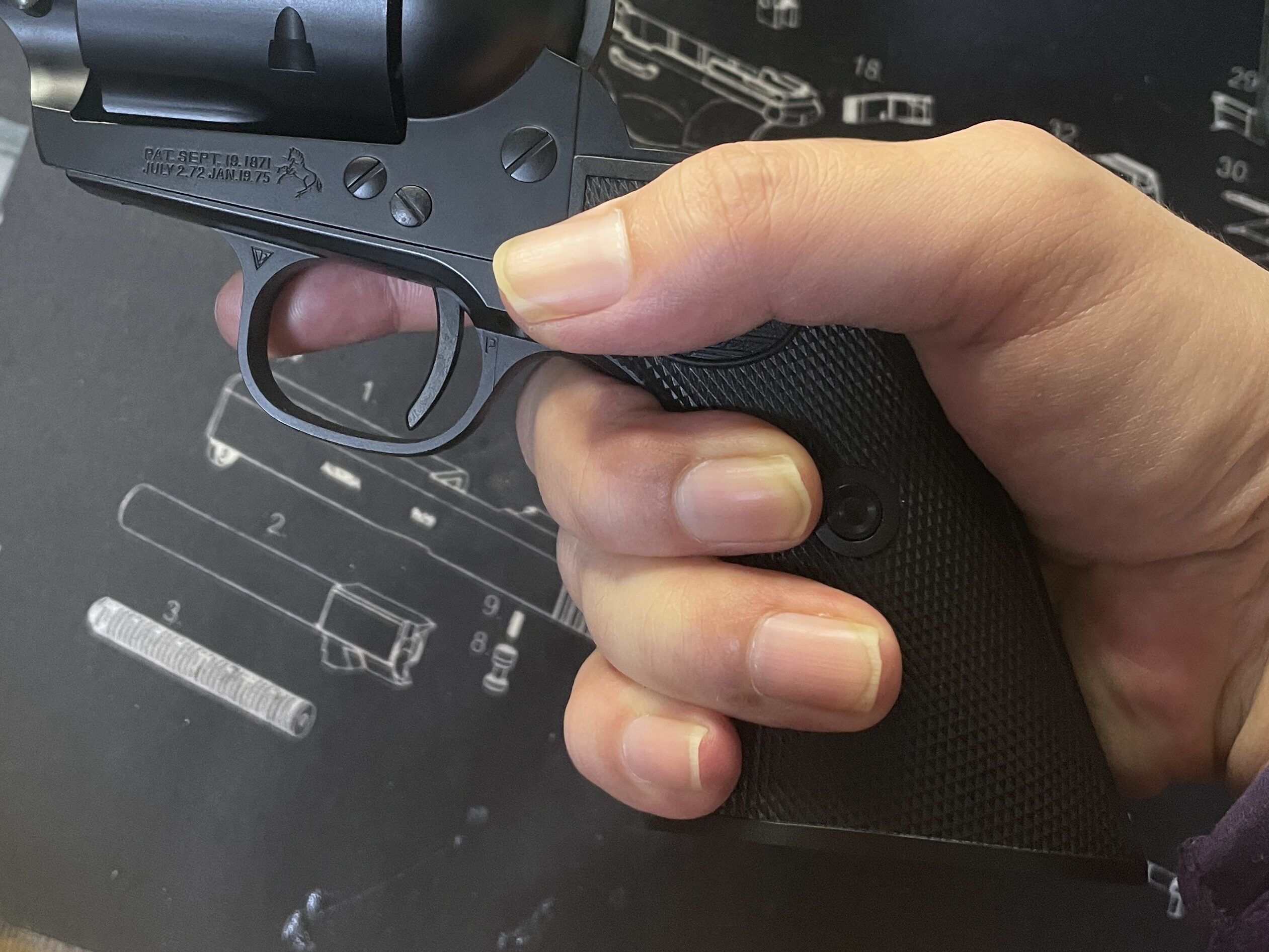 東京マルイ　SAA.45 アーティラリー　グリップを握る