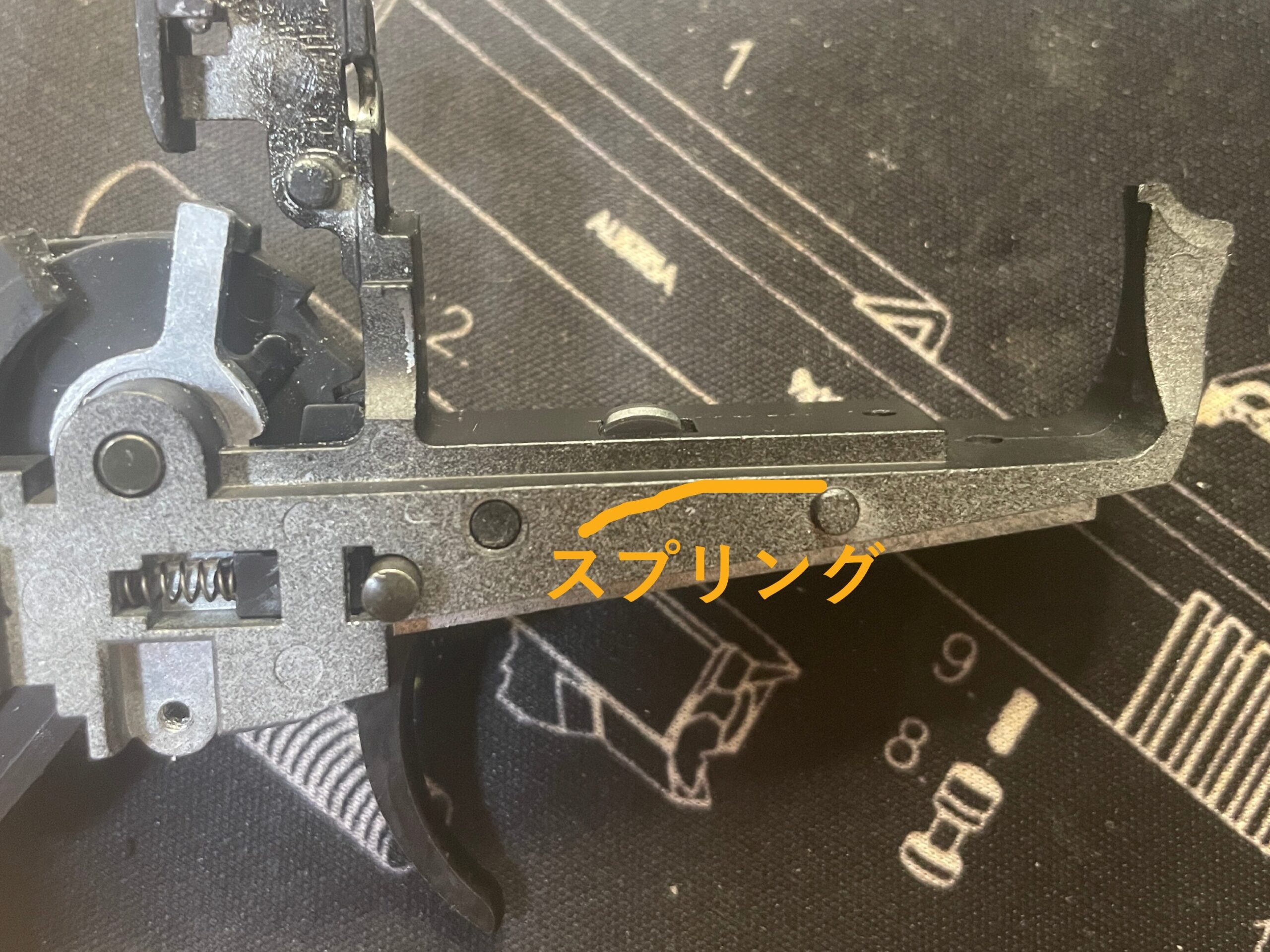 東京マルイ　SAA.45 アーティラリー　板バネ作動イメージ