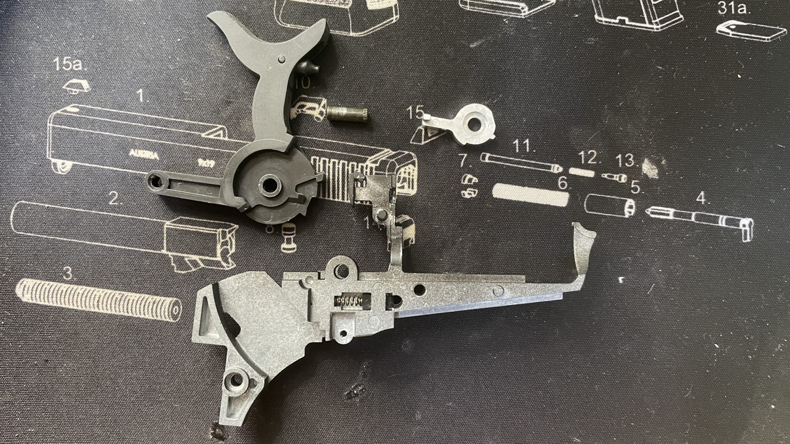 東京マルイ　SAA.45　ハンマー組み立てに使う部品