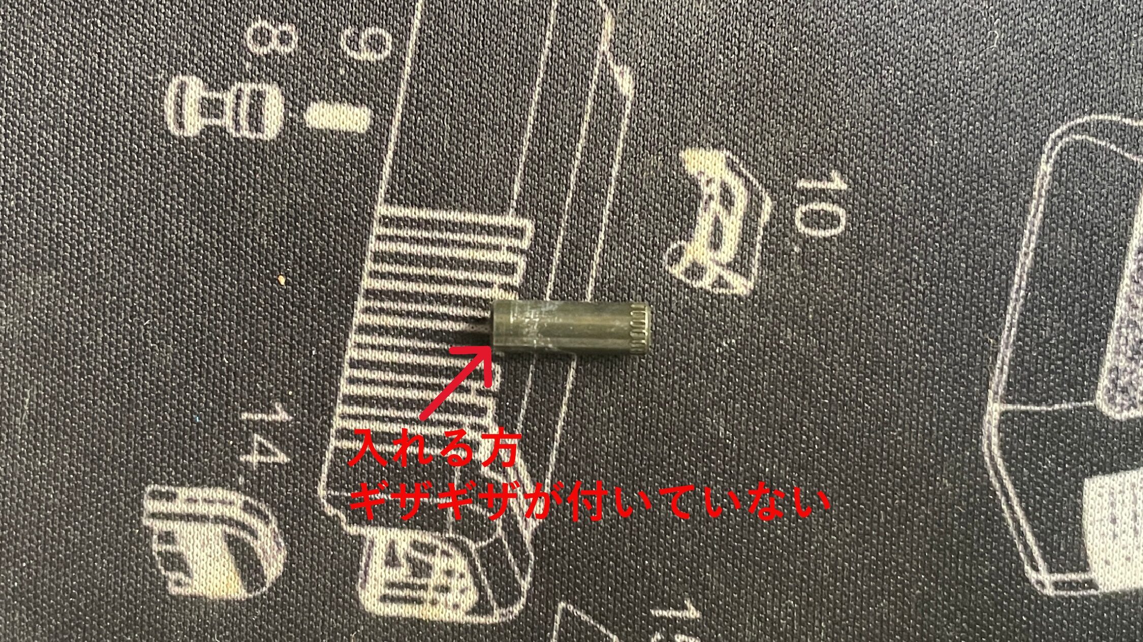 東京マルイ　SAA.45　ハンマーピンの挿入方向