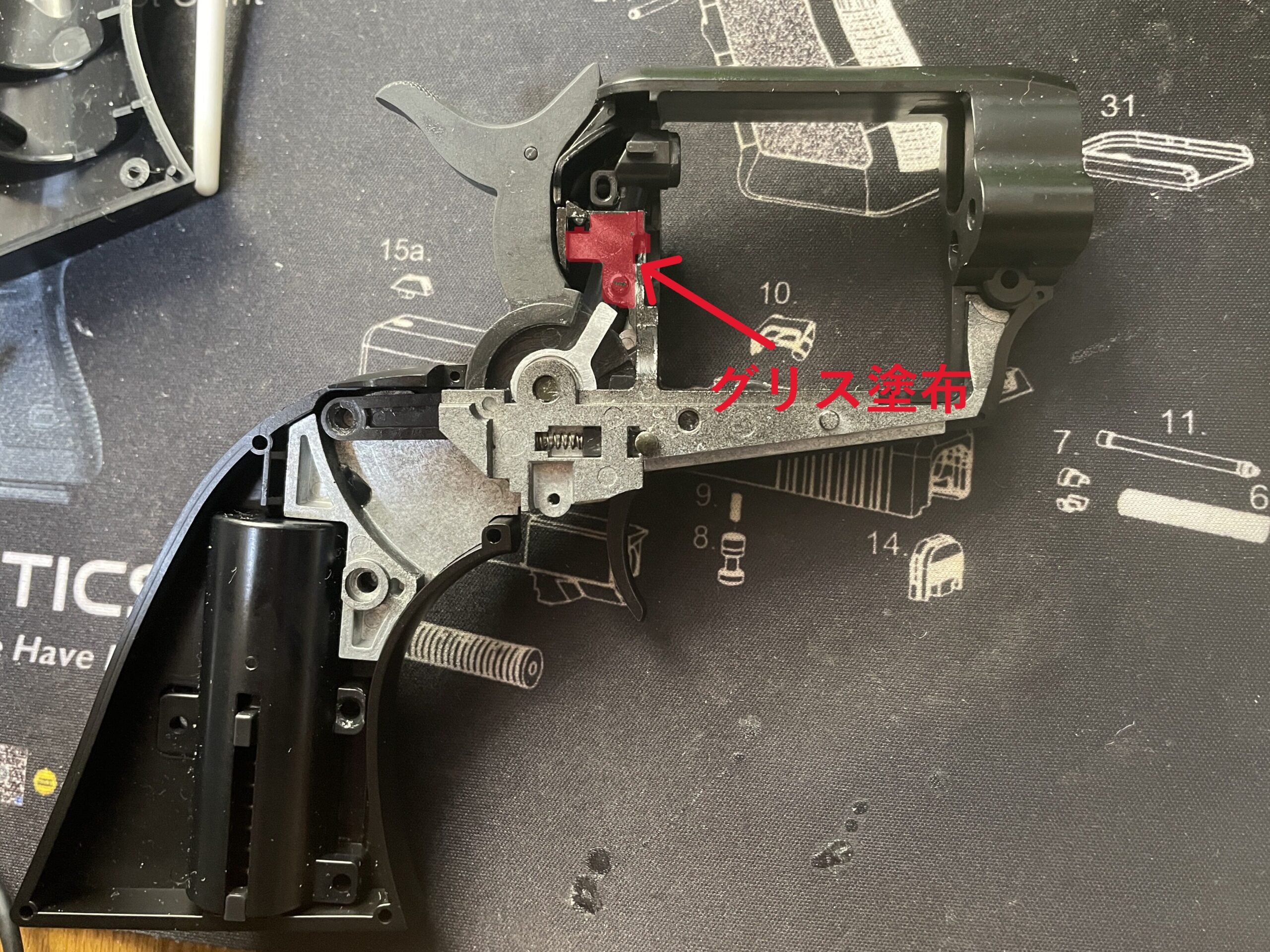 東京マルイ　SAA.45　ハンマーユニットのグリス塗布