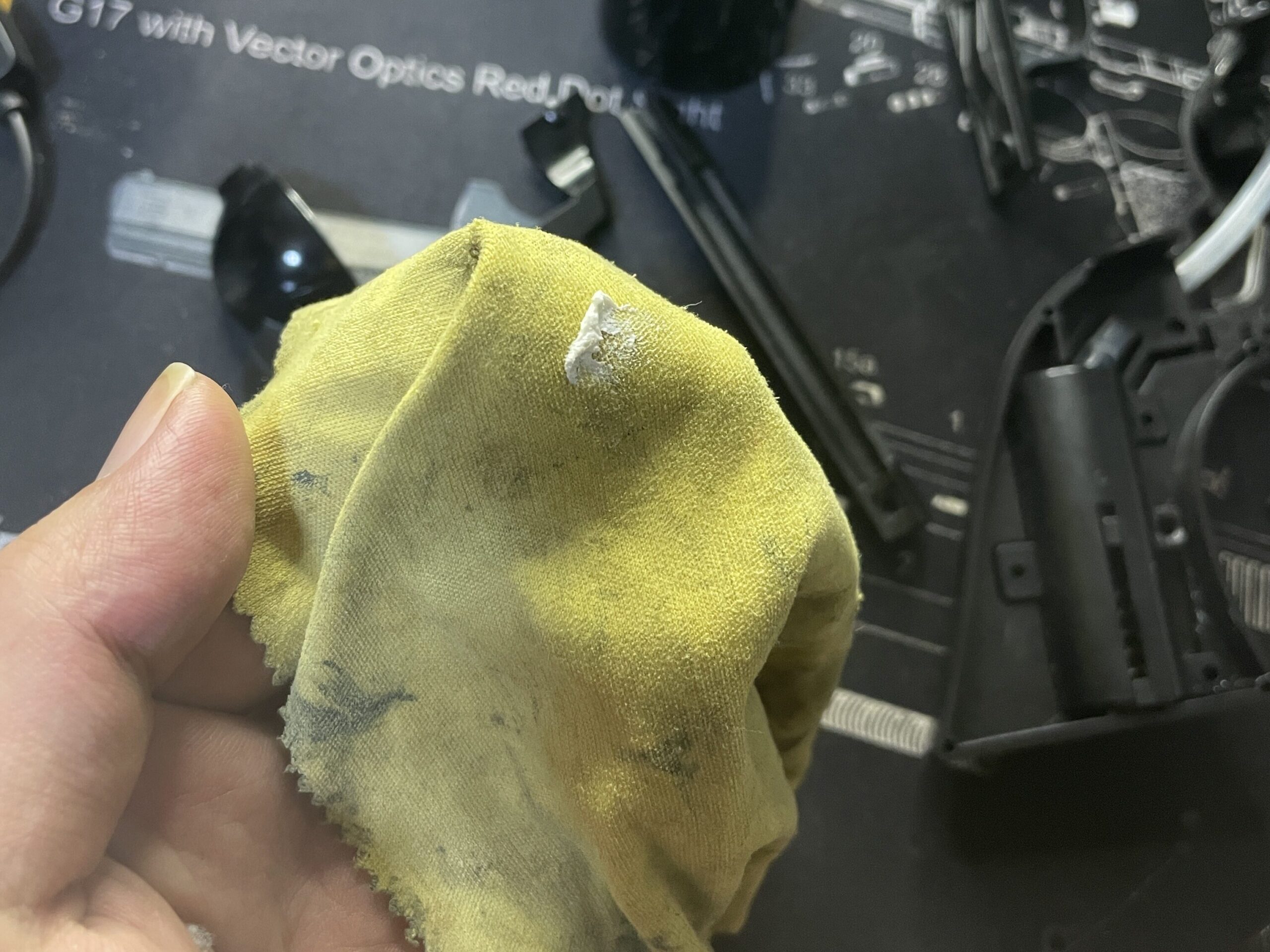 東京マルイ　SAA.45 メタルコンパウンドで研磨