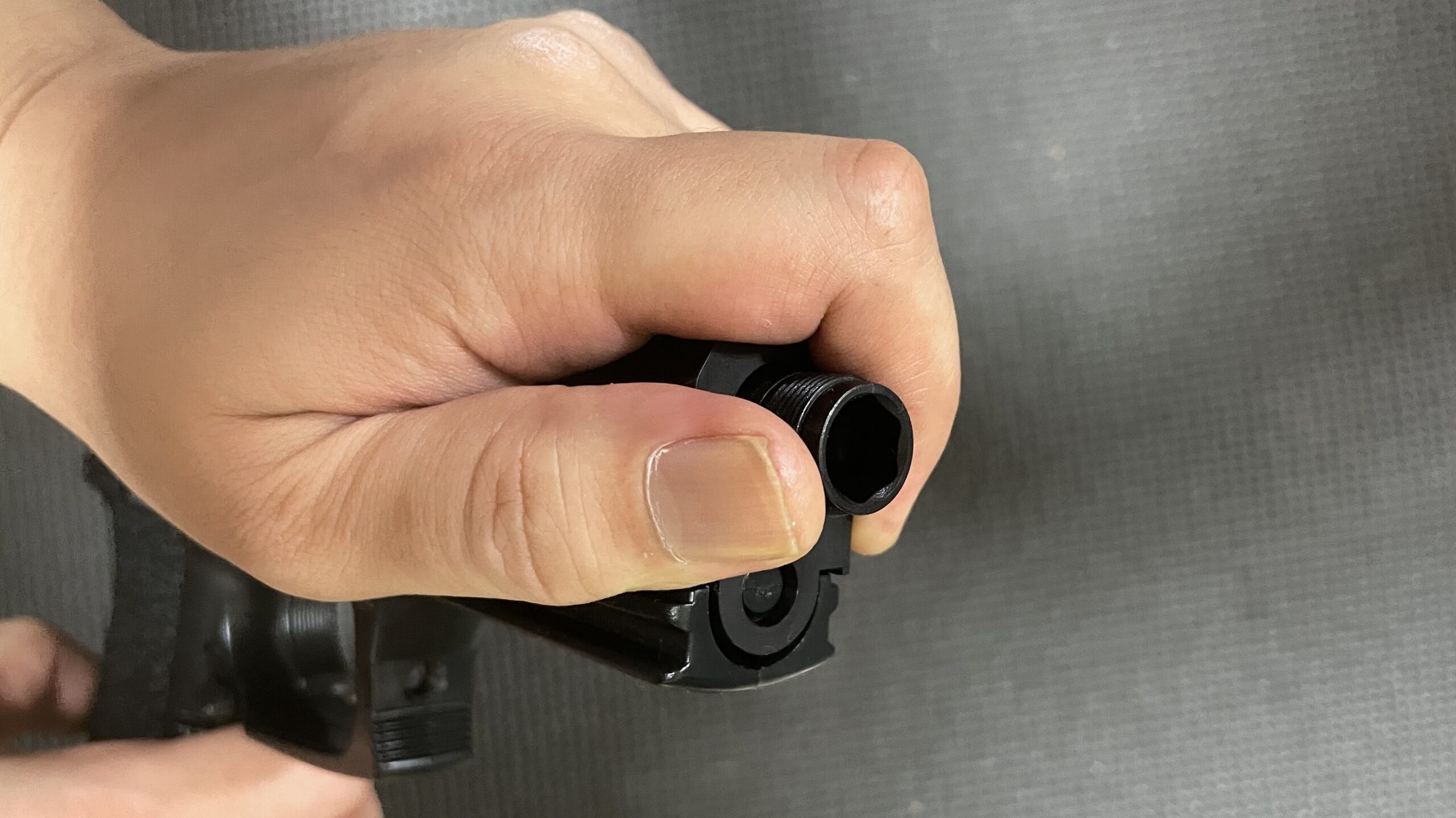 東京マルイ　ソーコム　MK23　HG　スライド前方を握る