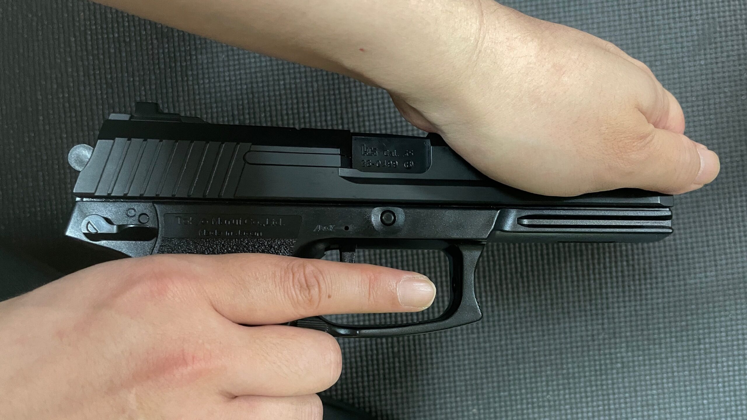 東京マルイ　ソーコム　MK23　HG　スライド前方を引く