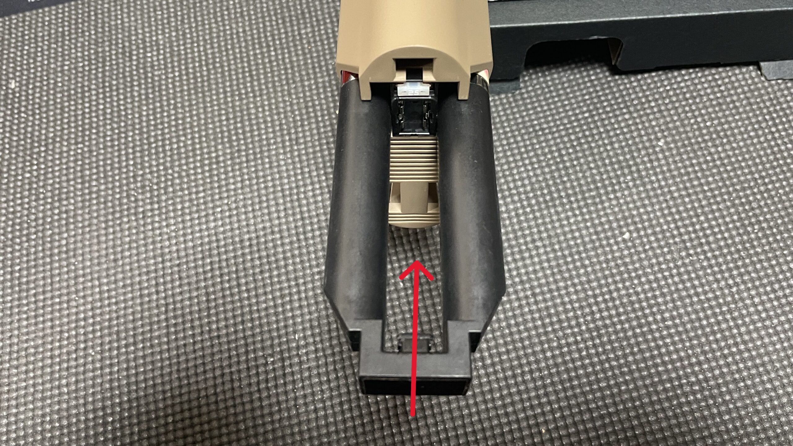 東京マルイ 次世代電動ガン URG-I 14.5インチ ストックにバッテリーを入れる