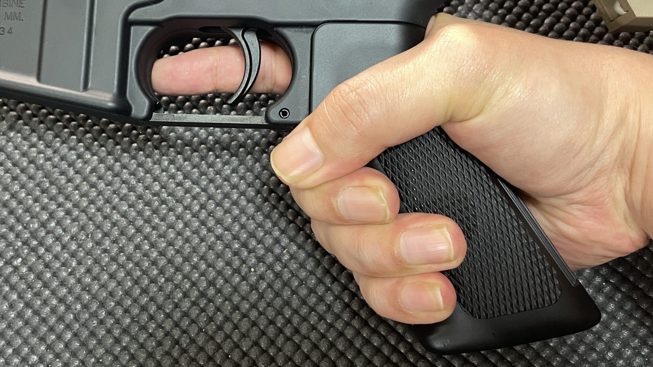 東京マルイ 次世代電動ガン URG-I 14.5インチ グリップを握る