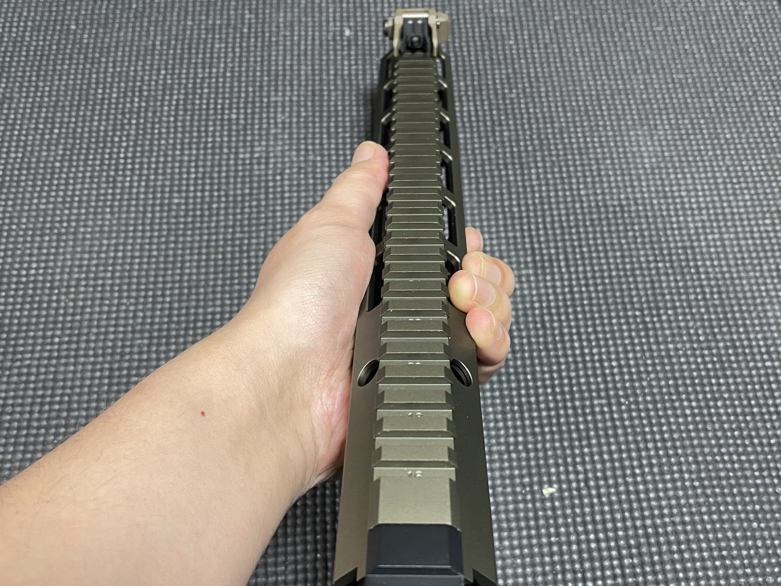 東京マルイ 次世代電動ガン URG-I 14.5インチ ハンドガードを握る