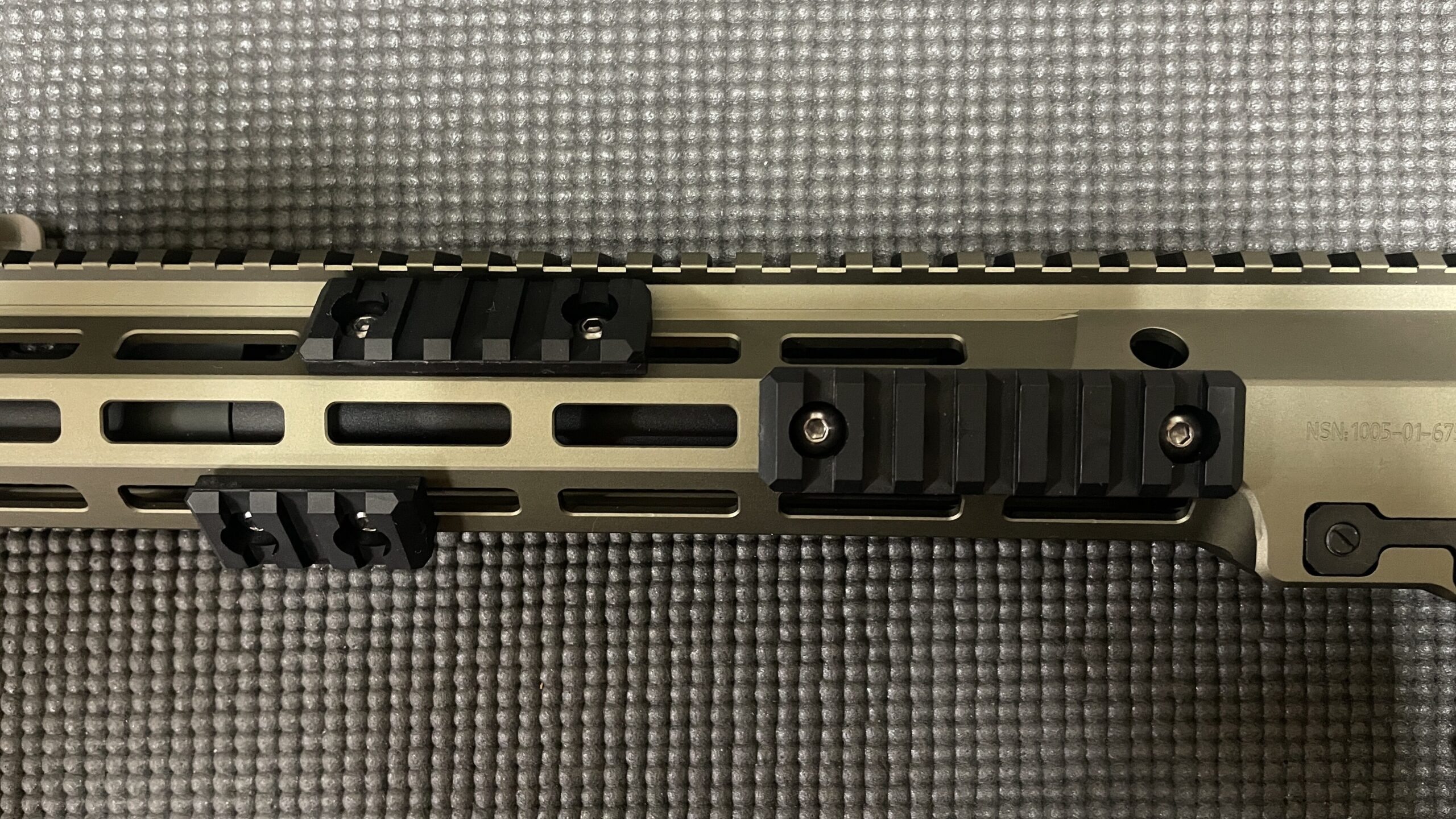 東京マルイ 次世代電動ガン URG-I 14.5インチ M-LOKパネル 取付2