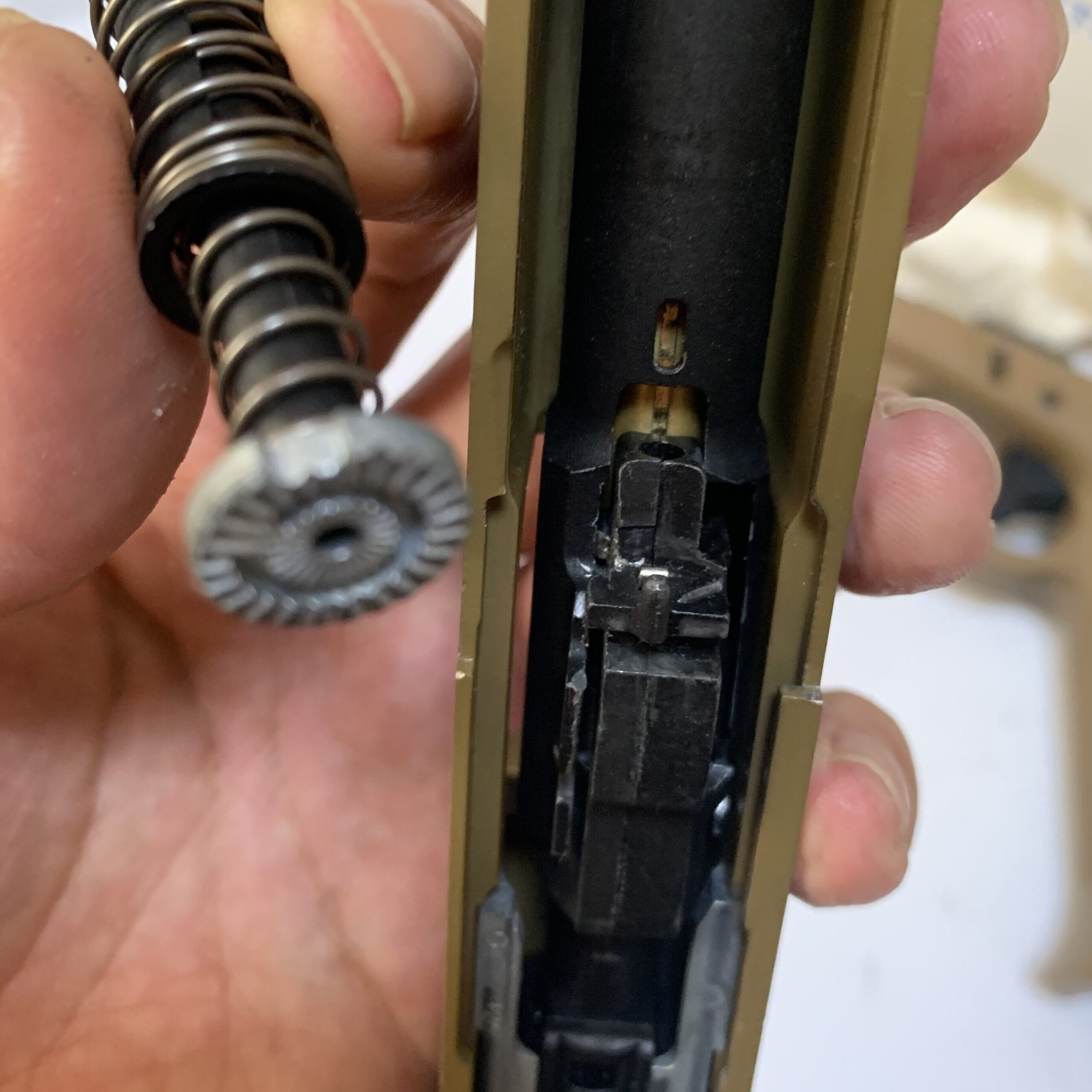 VFC/UMAREX GLOCK19X リコイルスプリング、アウターバレルの取り外し