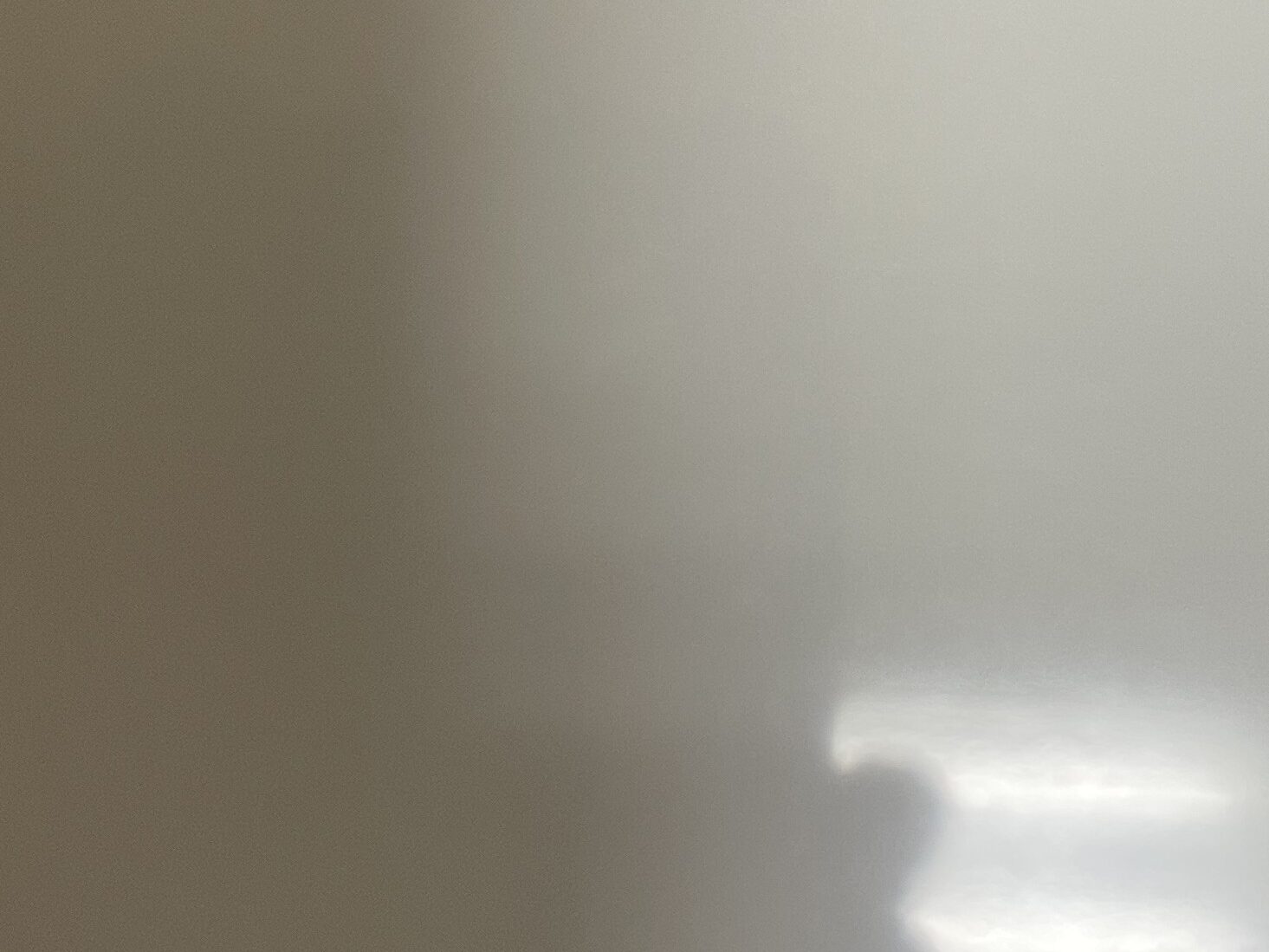 ワイヤレスマウス BUFFALO BSMBB540 ブルーLED 光沢のある白いテーブル