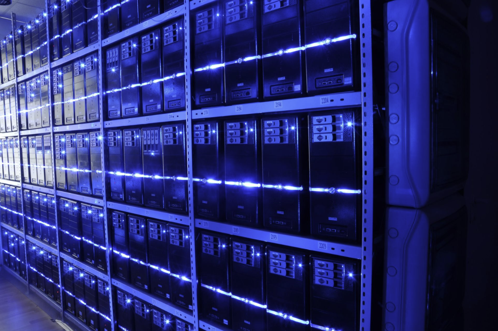 データセンター内部 参考例 出典:BalticServers.com、CC BY-SA 3.0